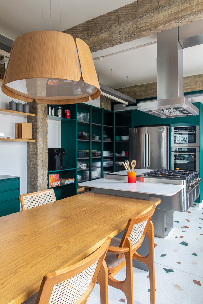 Tras su remodelación, este apartamento en brasil cuenta con un cine oculto