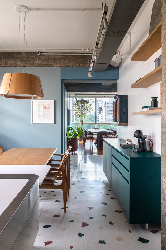 Tras su remodelación, este apartamento en brasil cuenta con un cine oculto