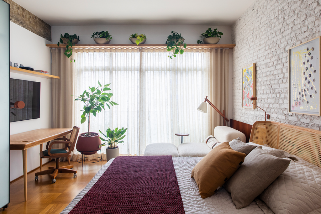 Tras su remodelación, este apartamento en brasil cuenta con un cine oculto