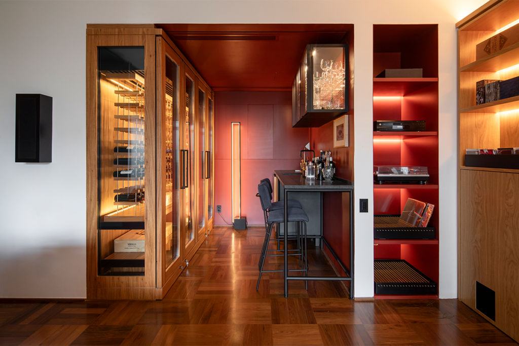 Tras su remodelación, este apartamento en brasil cuenta con un cine oculto