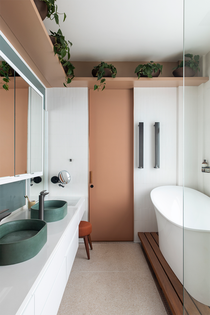 Tras su remodelación, este apartamento en brasil cuenta con un cine oculto