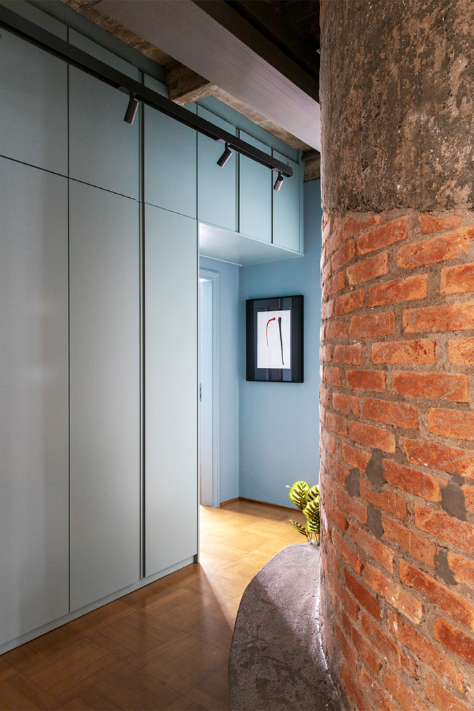 Tras su remodelación, este apartamento en brasil cuenta con un cine oculto