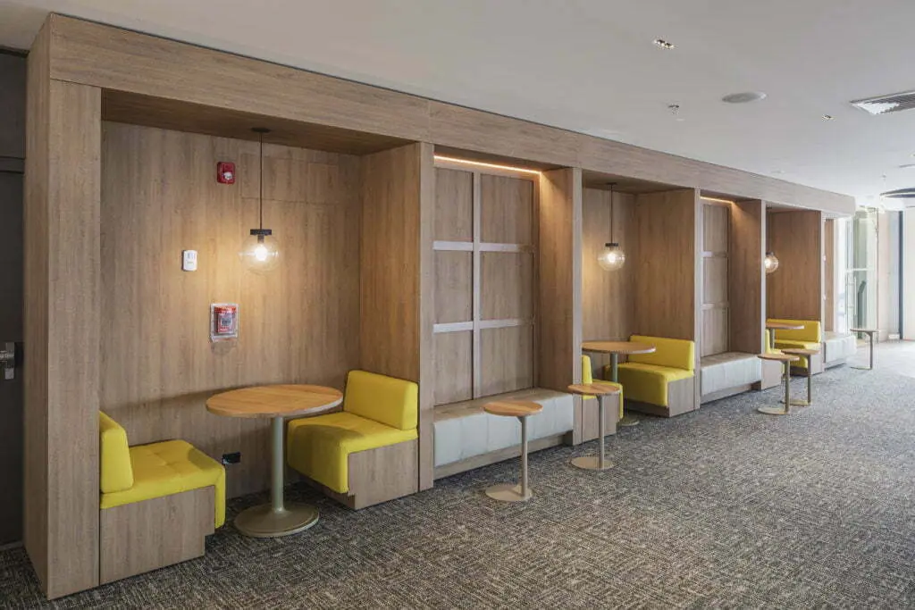 Las oficinas del piso 25 de la torre atrio en bogotá, llenas de vegetación y luz natural Las oficinas del piso 25 de la torre atrio en bogotá, llenas de vegetación y luz natural