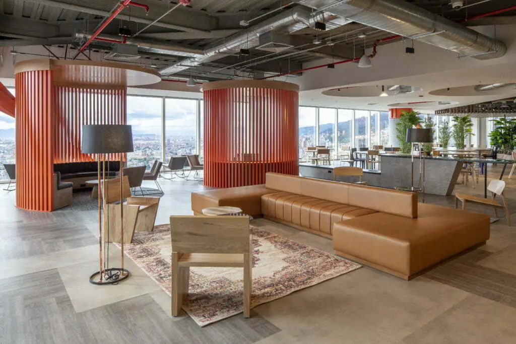 Las oficinas del piso 25 de la torre atrio en bogotá, llenas de vegetación y luz natural Las oficinas del piso 25 de la torre atrio en bogotá, llenas de vegetación y luz natural