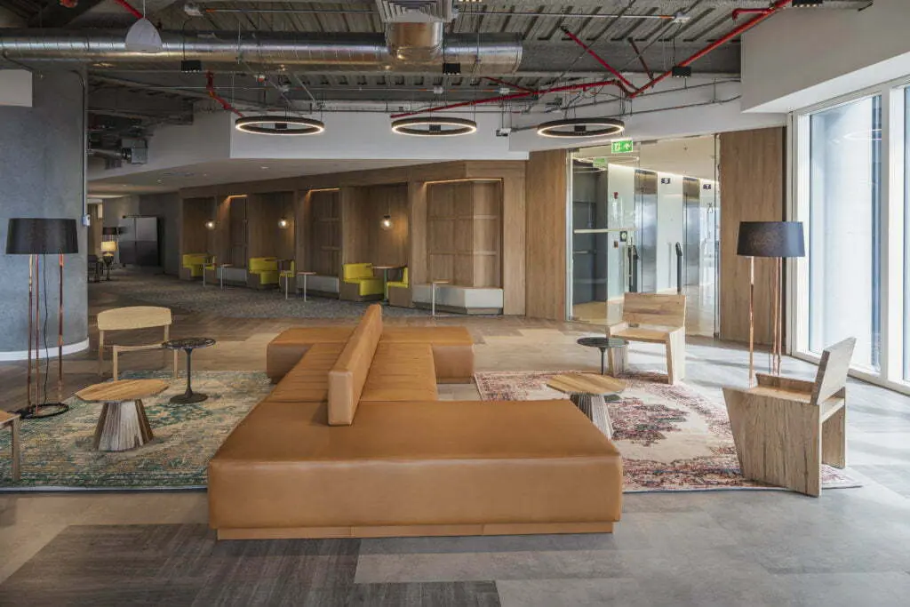 Las oficinas del piso 25 de la torre atrio en bogotá, llenas de vegetación y luz natural Las oficinas del piso 25 de la torre atrio en bogotá, llenas de vegetación y luz natural