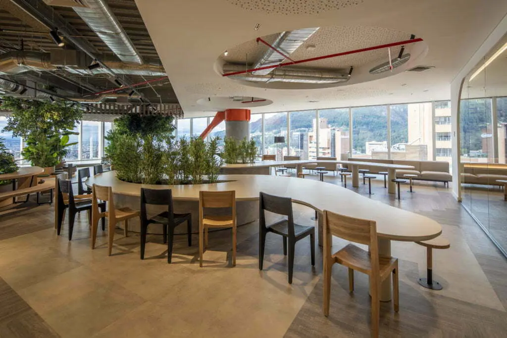 Las oficinas del piso 25 de la torre atrio en bogotá, llenas de vegetación y luz natural Las oficinas del piso 25 de la torre atrio en bogotá, llenas de vegetación y luz natural