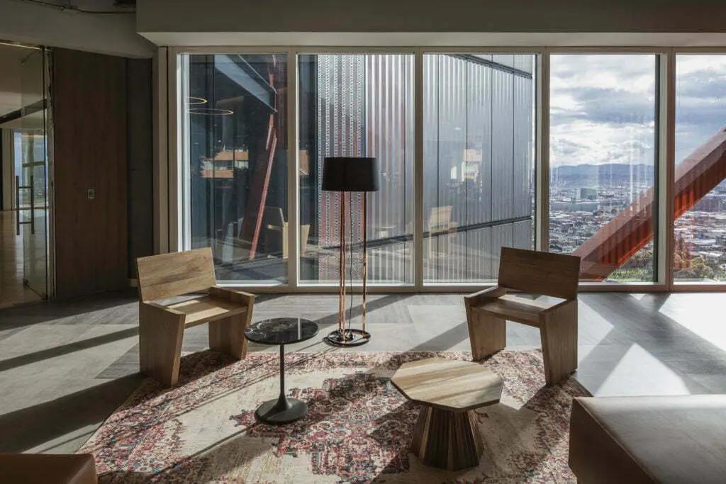 Las oficinas del piso 25 de la torre atrio en bogotá, llenas de vegetación y luz natural Las oficinas del piso 25 de la torre atrio en bogotá, llenas de vegetación y luz natural