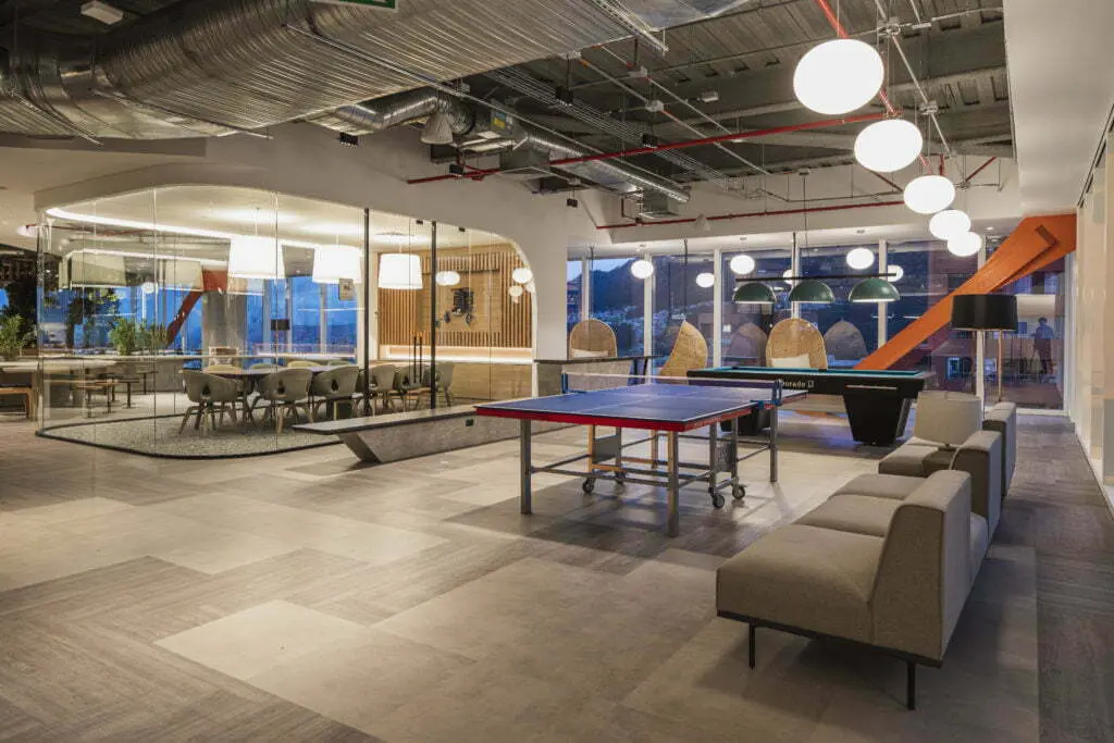 Las oficinas del piso 25 de la torre atrio en bogotá, llenas de vegetación y luz natural Las oficinas del piso 25 de la torre atrio en bogotá, llenas de vegetación y luz natural