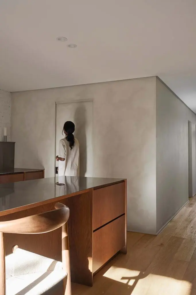 Una sensación llena de contrastes: así es el diseño de este apartamento en canadá