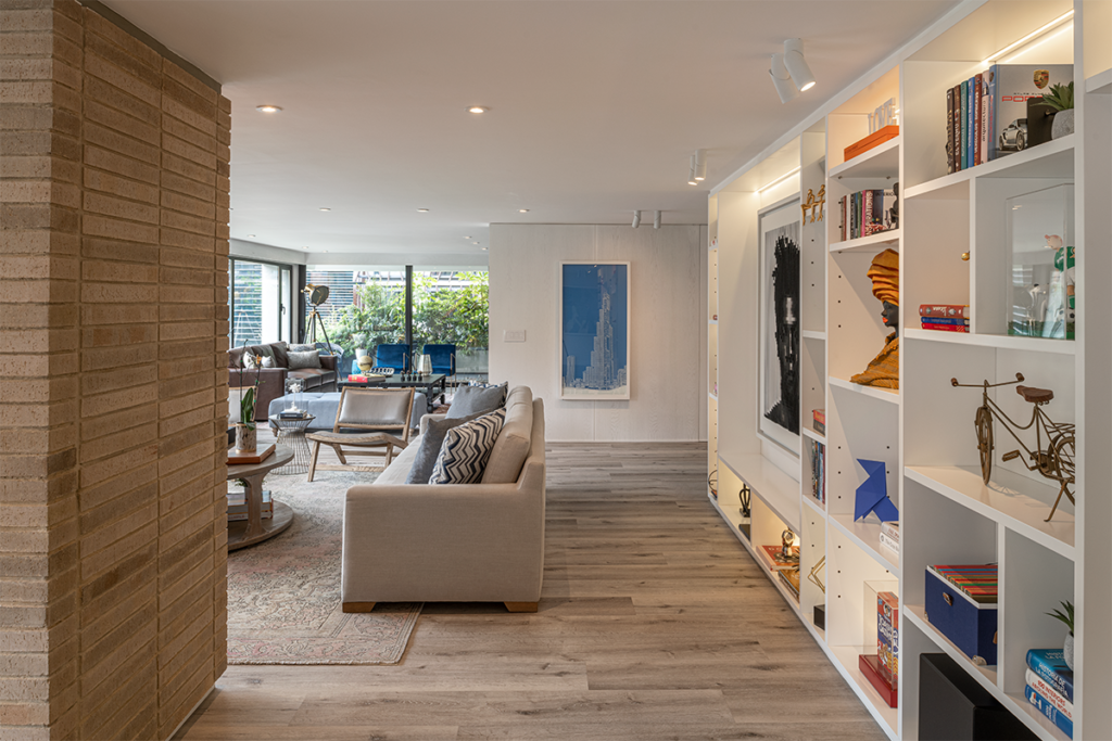 Los arquitectos ensamblaron dos apartamentos en uno en este proyecto en bogotá