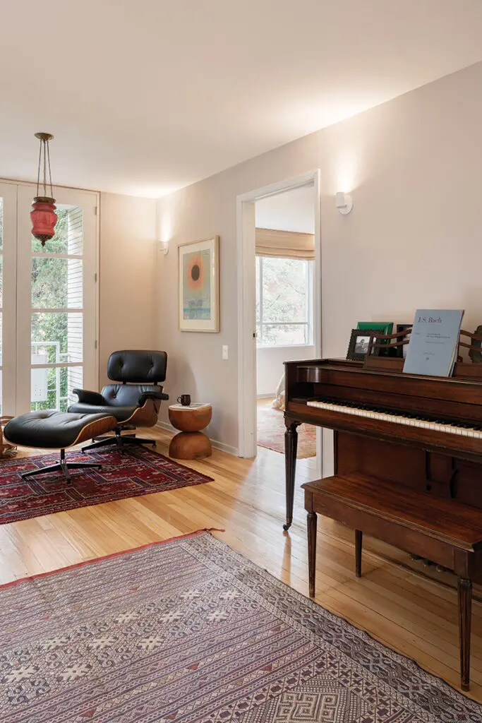 Con un interiorismo bohemio, este apartamento fue remodelado en bogotá