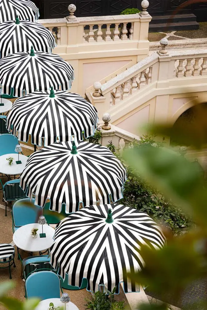 El diseño de un bar en roma entre azulejos, tequila y jardines