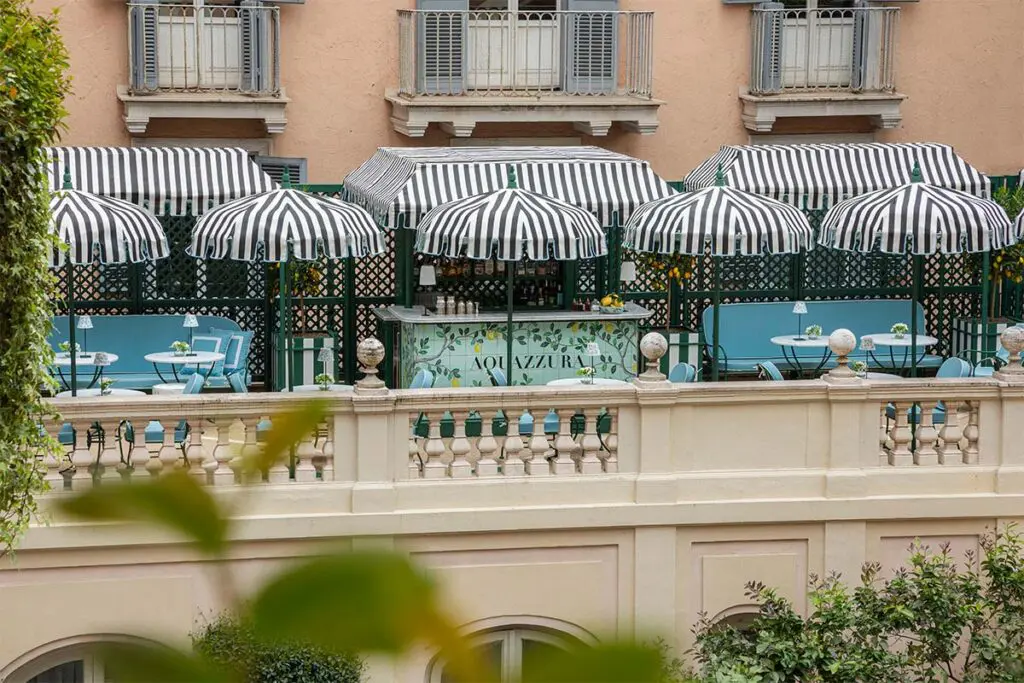 El diseño de un bar en roma entre azulejos, tequila y jardines