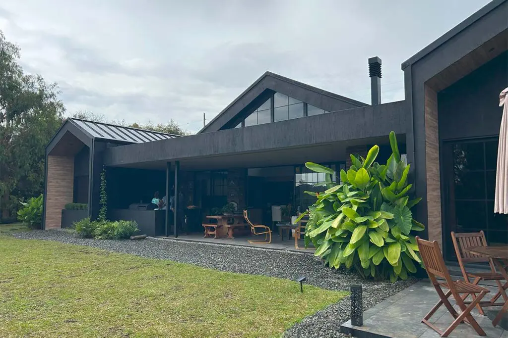 El metal negro es el protagonista de esta casa en el retiro, antioquia