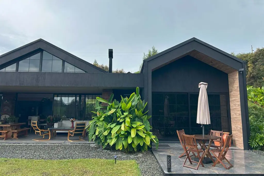 El metal negro es el protagonista de esta casa en el retiro, antioquia