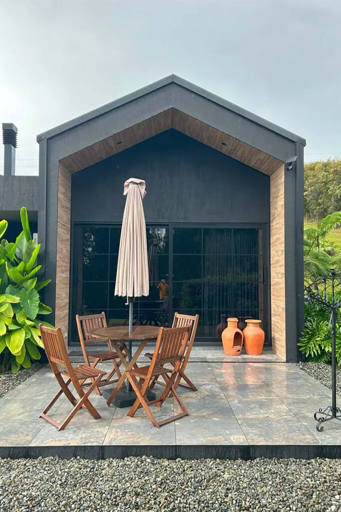 El metal negro es el protagonista de esta casa en el retiro, antioquia