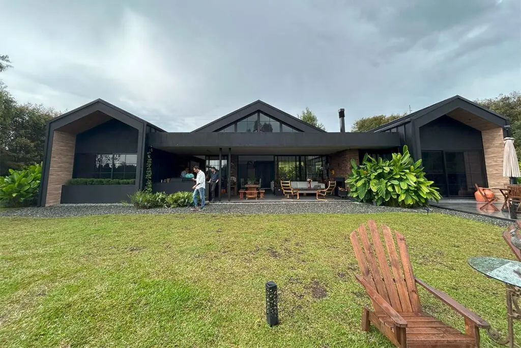 El metal negro es el protagonista de esta casa en el retiro, antioquia