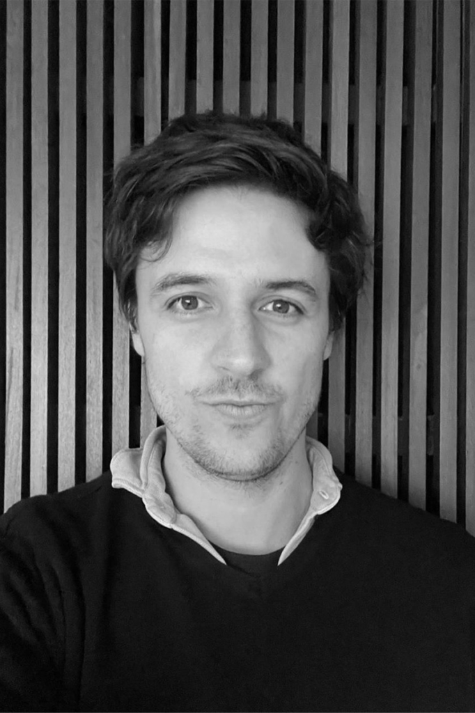 La magia de este apartamento es una pérgola de madera que redefine los espacios