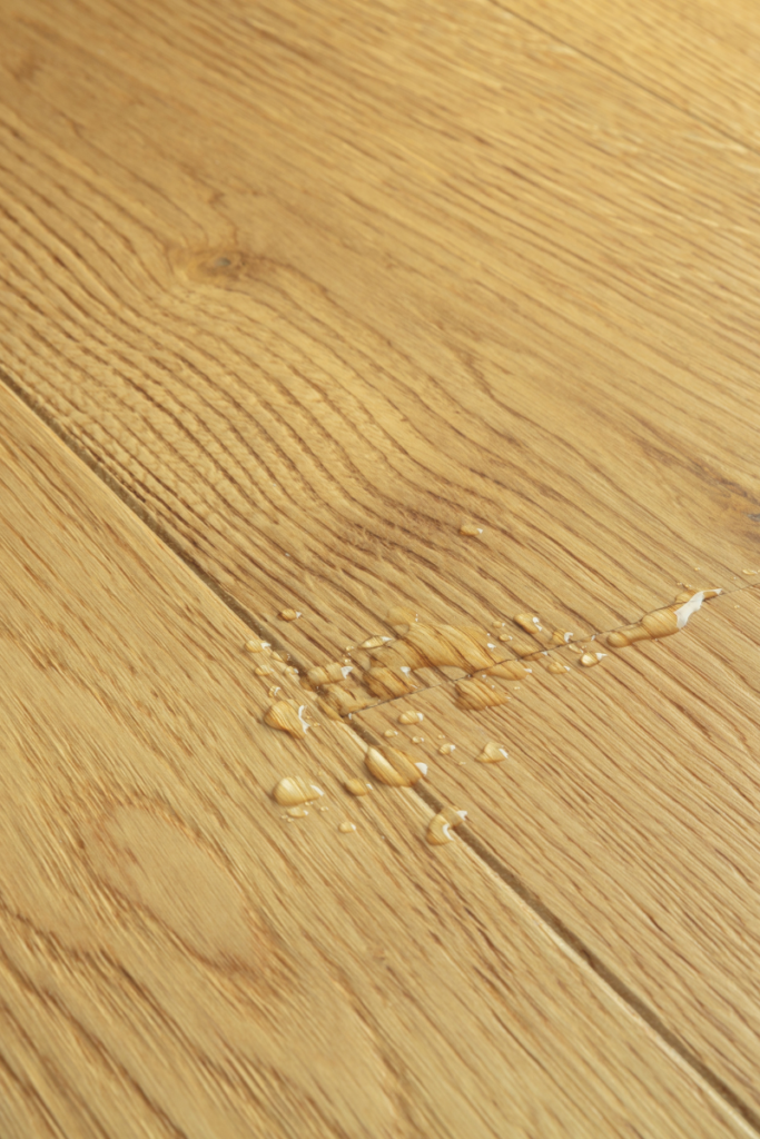 Conozca el único piso de madera natural resistente al agua 