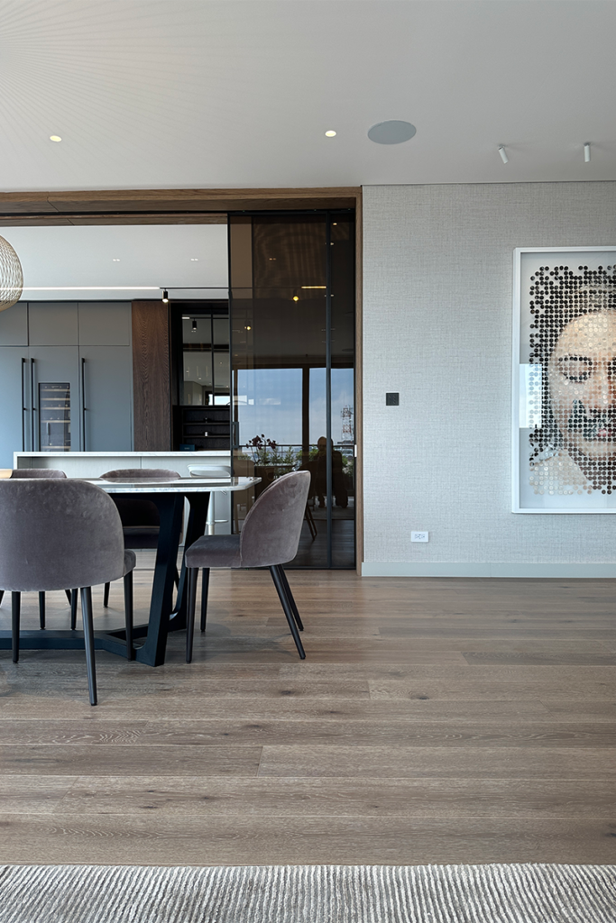 Un ‘penthouse’ en bogotá en el que los protagonistas son la madera y la vista