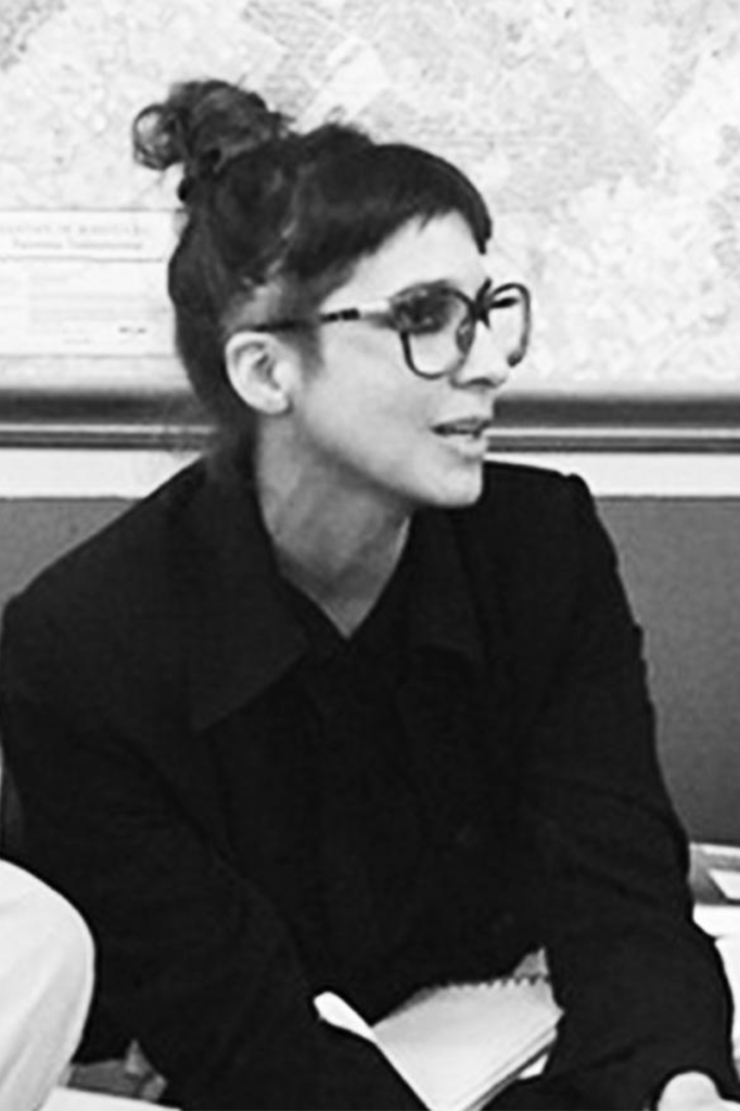 La magia de este apartamento es una pérgola de madera que redefine los espacios