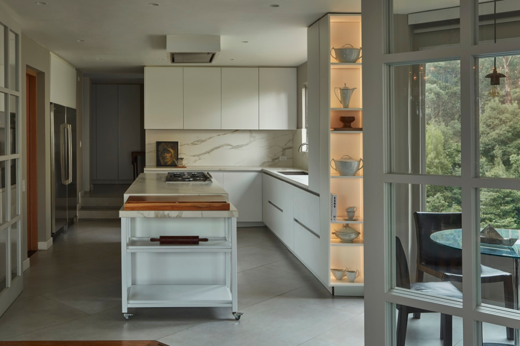 Un contenedor que exhibe arte, libros y objetos: así es este apartamento en bogotá