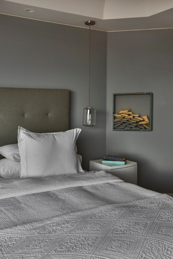 Un contenedor que exhibe arte, libros y objetos: así es este apartamento en bogotá