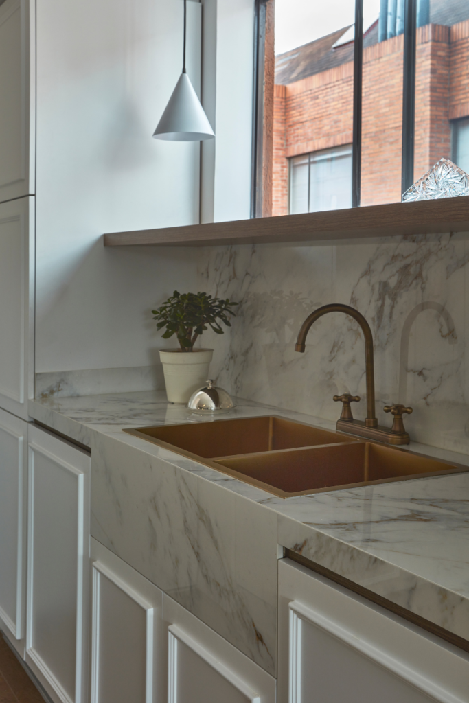 La cocina es el centro de renovación de este apartamento ecléctico