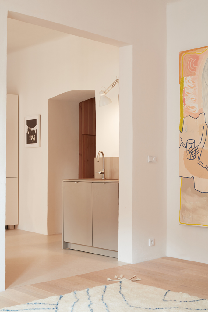 La iluminación es lo más importante de este apartamento en praga