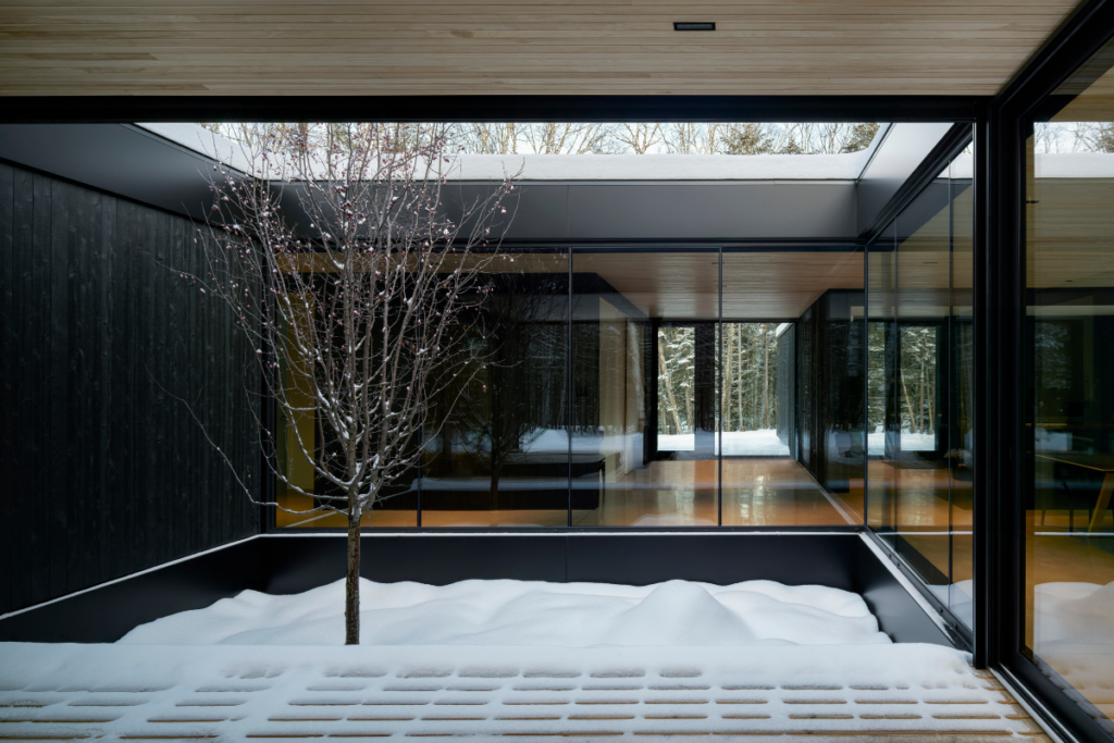 Apple tree house, esta casa tiene un árbol de manzanos como centro del hogar.