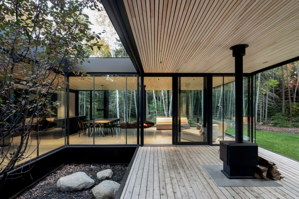 El centro de esta casa es un árbol de manzanos