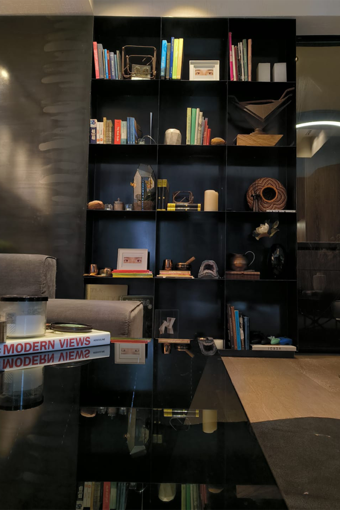 La sala principal convierte esta obra en un hogar que cuenta historias