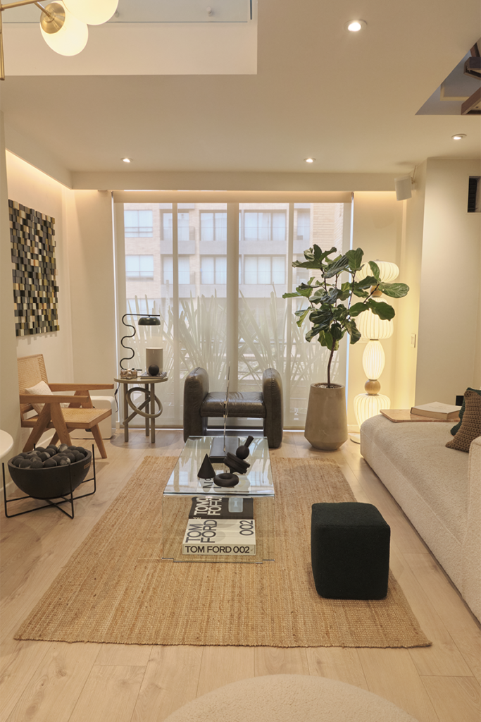 En este dúplex la luz indirecta y el sistema de sonido crean ambientes inmersivos para sentir