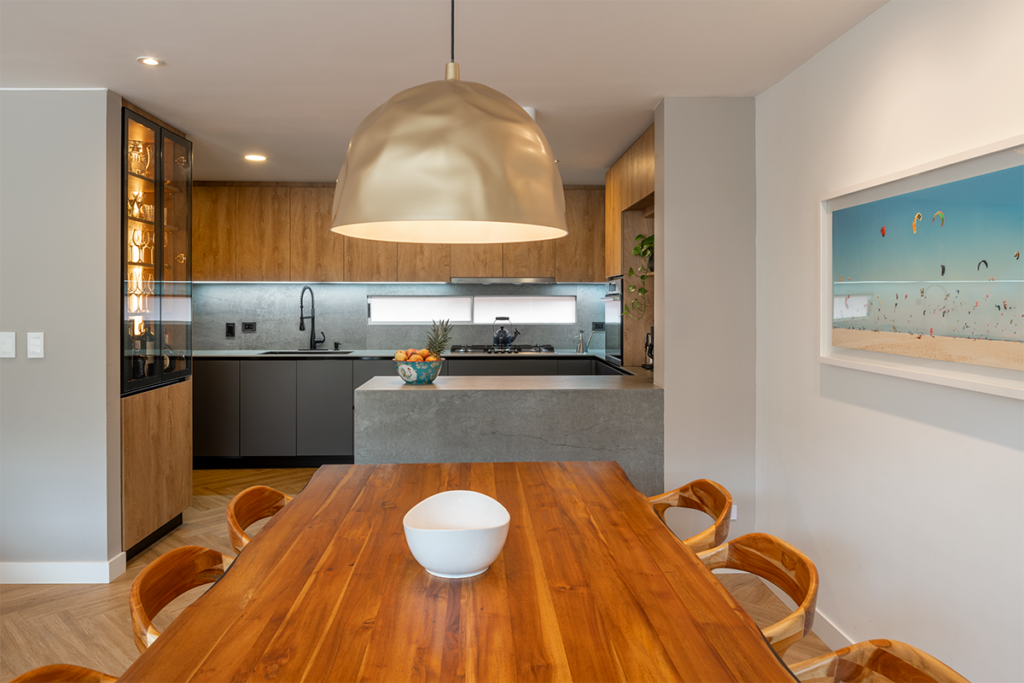 Adiós a los muros y los colores oscuros en este apartamento en bogotá