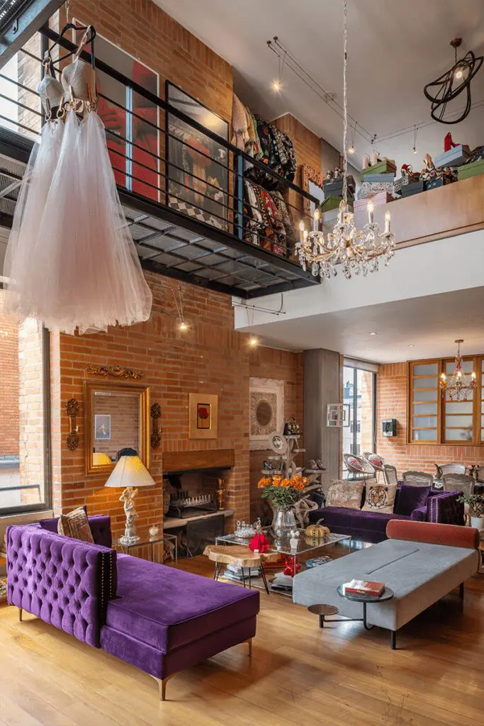 Un gran vestido cuelga de la cubierta de este apartamento invitando a jugar con el caos Apartamento diseñado con prendas