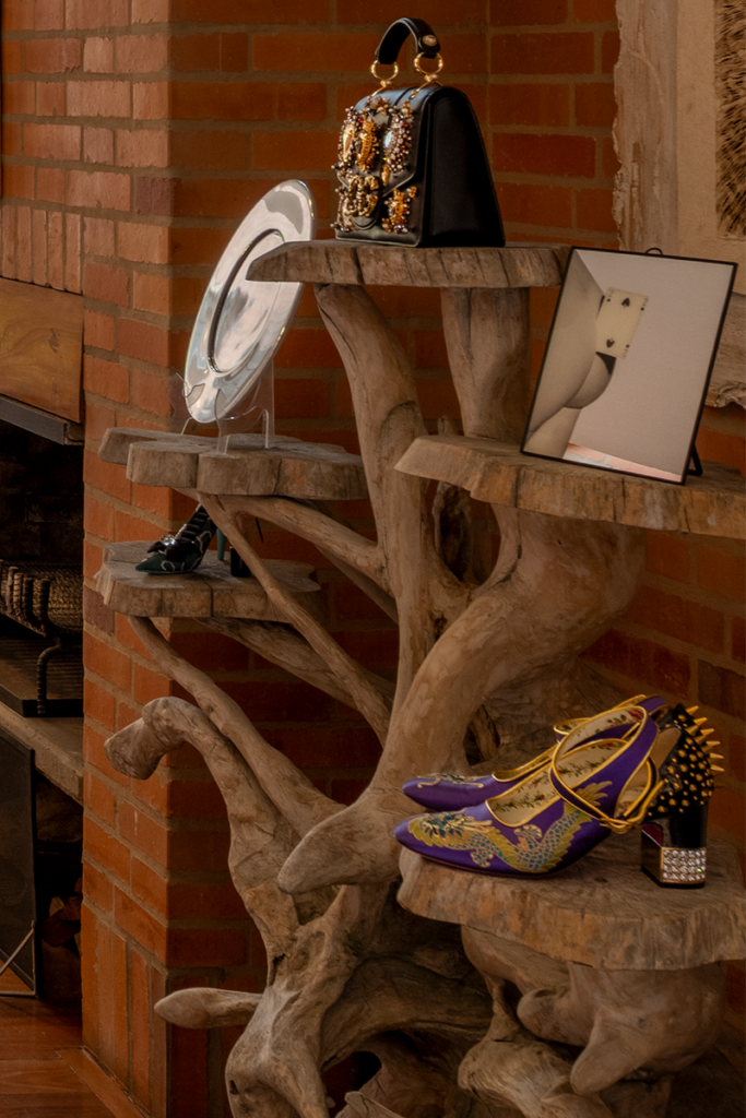 Un gran vestido cuelga de la cubierta de este apartamento invitando a jugar con el caos