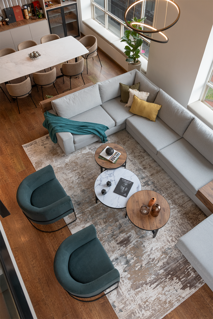 Un apartamento decorado por laura casas con un enfoque holístico