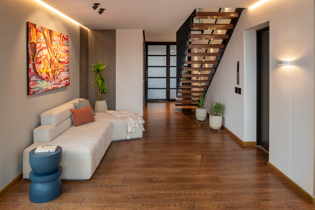 Un apartamento decorado por laura casas con un enfoque holístico