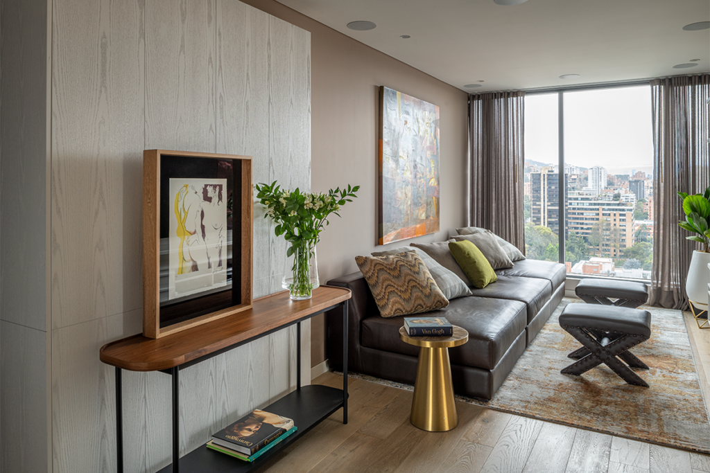 Este apartamento abre sus ventanas hacia paisaje urbano de bogotá