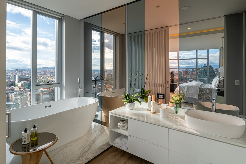 Este apartamento abre sus ventanas hacia paisaje urbano de bogotá