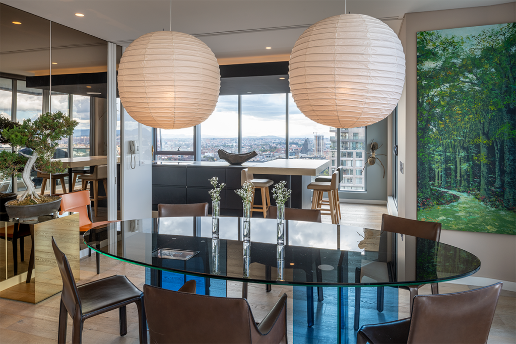 Este apartamento abre sus ventanas hacia paisaje urbano de bogotá