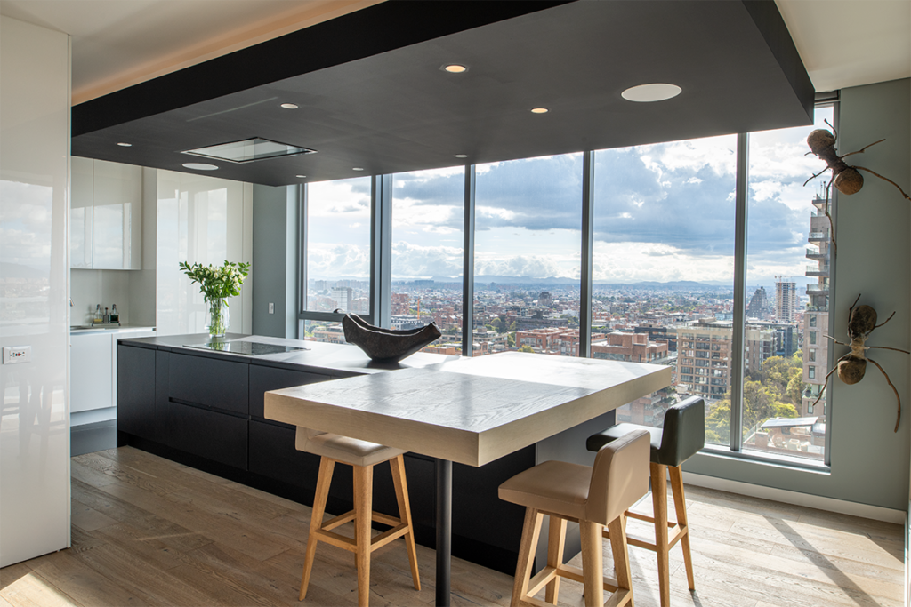 Este apartamento abre sus ventanas hacia paisaje urbano de bogotá