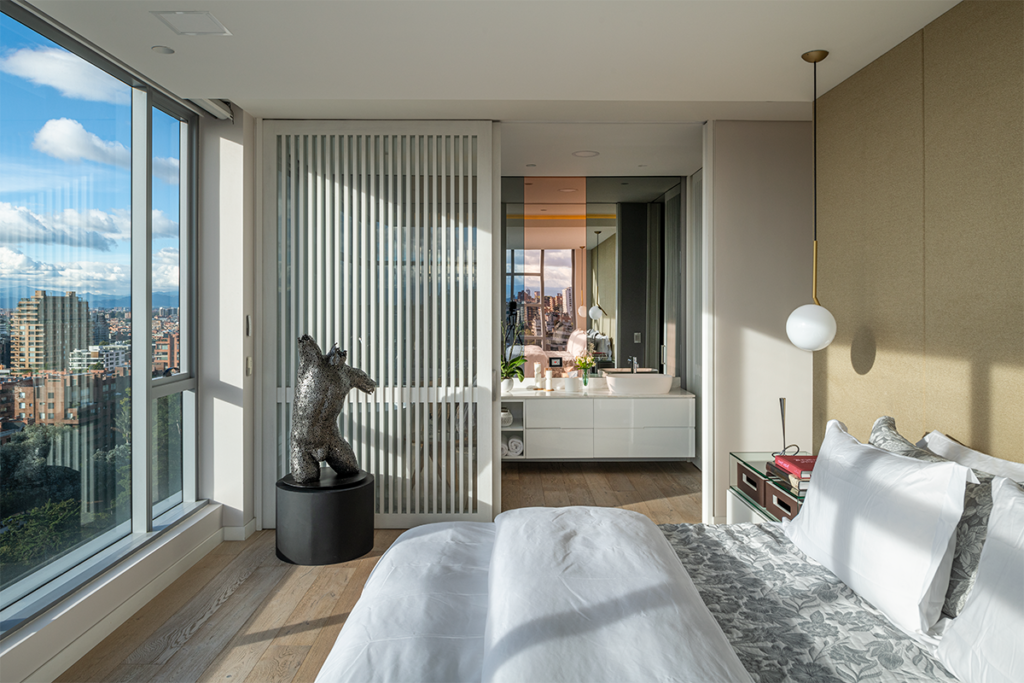 Este apartamento abre sus ventanas hacia paisaje urbano de bogotá