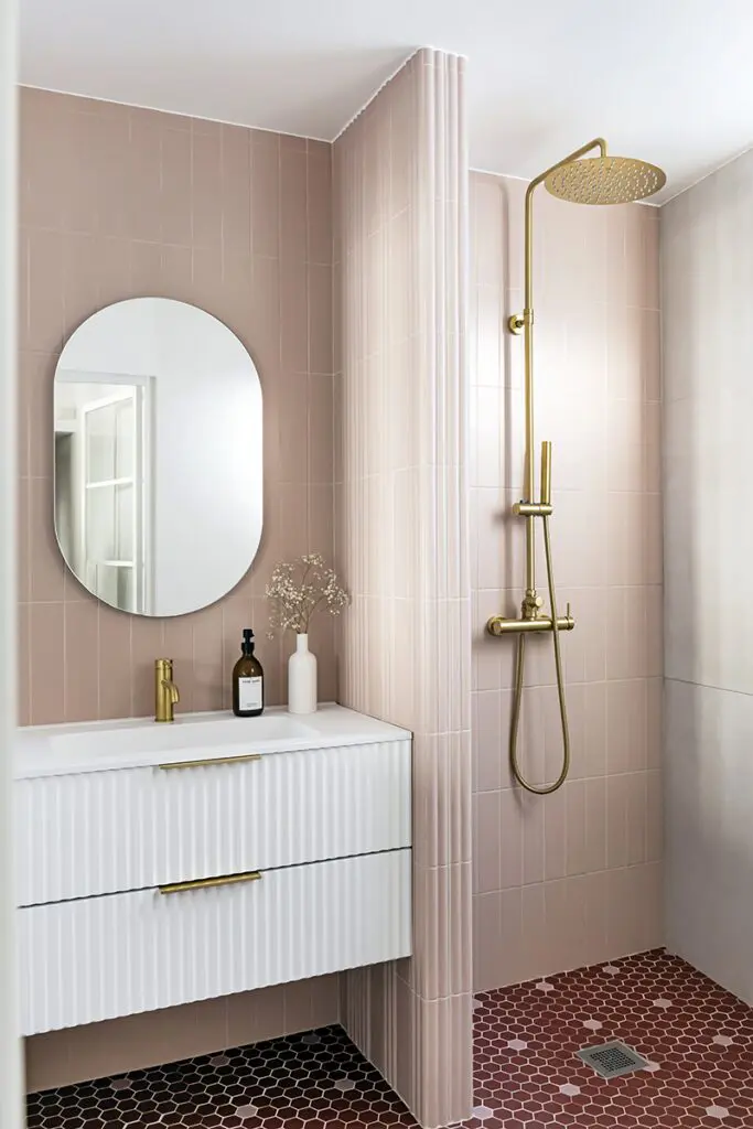 Un apartamento con un diseño parisino que combina encanto y modernidad