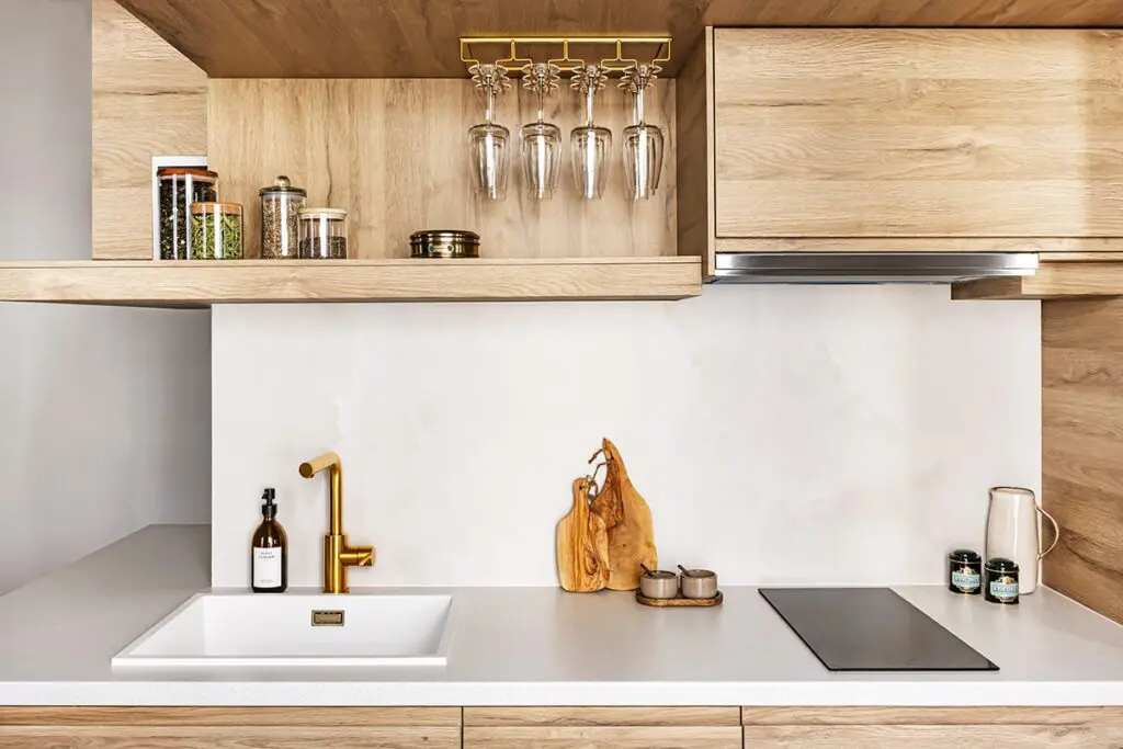 Un apartamento con un diseño parisino que combina encanto y modernidad