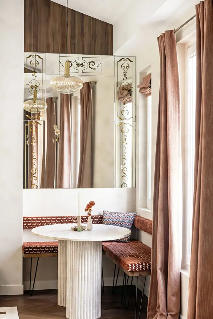 Un apartamento con un diseño parisino que combina encanto y modernidad