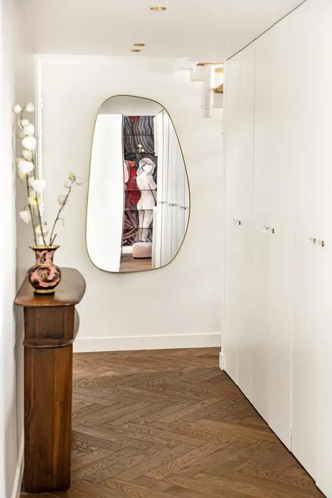 Un apartamento con un diseño parisino que combina encanto y modernidad