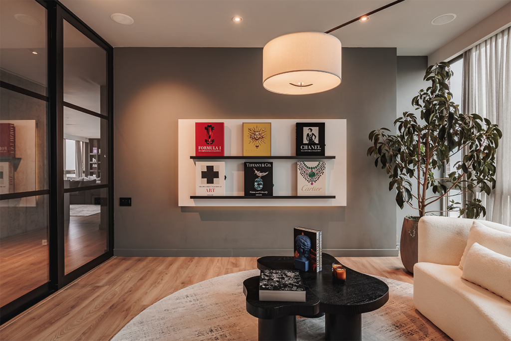 La sensación de resguardo de esta sala se logró a partir de la iluminación y un gran sofá