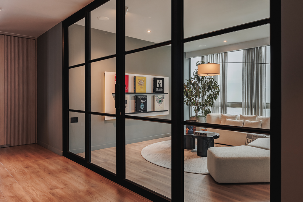 La sensación de resguardo de esta sala se logró a partir de la iluminación y un gran sofá