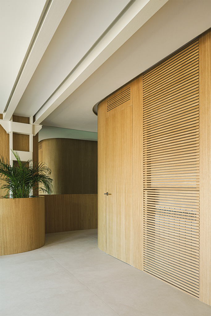 De antiguas oficinas a dúplex minimalista: una renovación en madrid